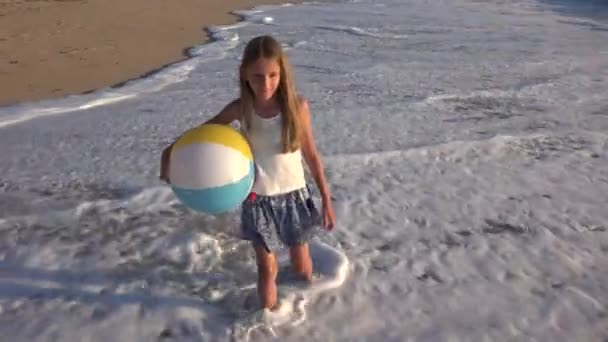 夕暮れ時 海を歩いて幸せな子供のビーチで遊ぶ子波の海辺の女の子 — ストック動画