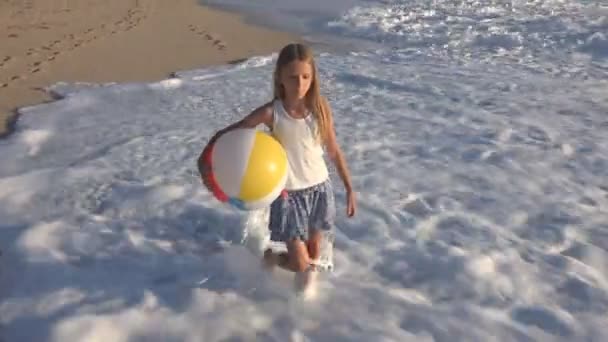 Kind Spelen Het Strand Bij Zonsondergang Happy Kid Lopen Zee — Stockvideo