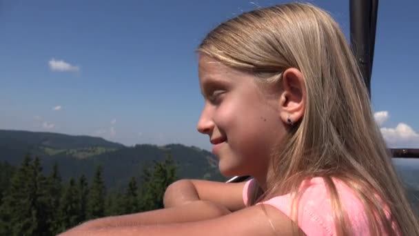 Dítě Sedačkové Lanovky Turistické Dívka Lyžařské Kabelu Kid Železniční Hory — Stock video