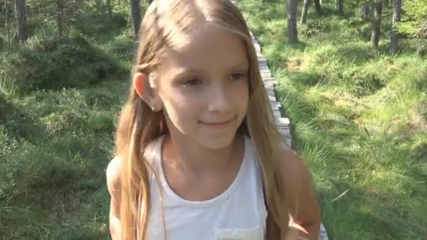 Barn Som Går Skogen Kid Utomhus Natur Flicka Som Leker — Stockvideo