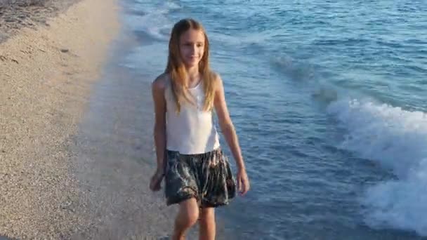 Παιδί Που Παίζει Στην Παραλία Ηλιοβασίλεμα Happy Kid Περπάτημα Στη — Αρχείο Βίντεο