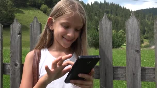 Niño Jugando Smartphone Aire Libre Niño Tableta Niña Relajante Naturaleza — Vídeo de stock