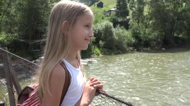 Kind Brug Bergen Kid Wandelen Natuur Meisje Zoek Een Rivier — Stockvideo
