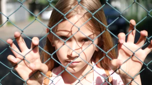 カメラを探している放棄された 不幸な迷子の女の子の子供孤児の悲しい落ち込んでいる子 — ストック動画