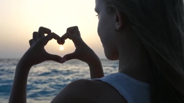 Kind Spielt Strand Kind Beobachtet Meereswellen Mädchen Macht Herzform Liebeszeichen — Stockvideo