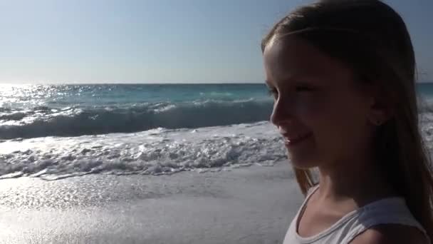 Kind Spielt Strand Bei Sonnenuntergang Kind Beobachtet Meereswellen Mädchenporträt Land — Stockvideo