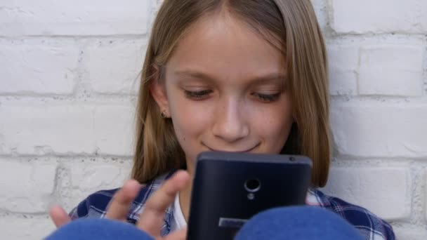 Barn Leker Tablett Kid Använder Smartphone Online Tjej Söker Internet — Stockvideo