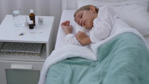 Ziek Kind Bed Ziek Kind Met Thermometer Meisje Lijden Pillen — Stockvideo