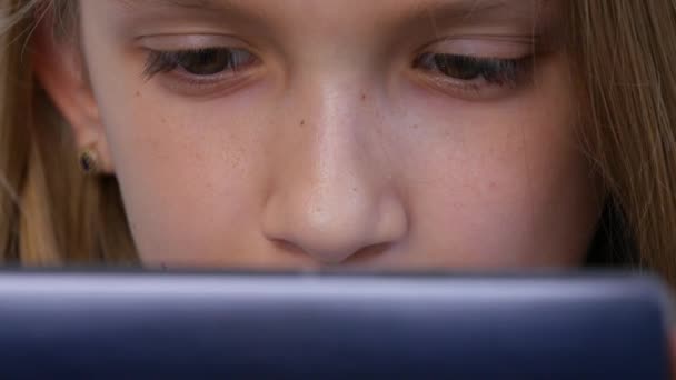 Дети Играют Планшет Ребенок Использует Смартфон Онлайн Девушка Ищет Интернете — стоковое видео