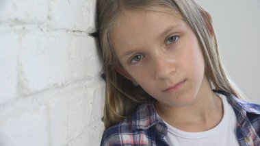 Hasta üzgün çocuk, depresyon, mutsuz çocuk, kötü kız vurguladı kişi kötü muamele