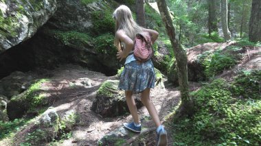 Ormanda yürüyüş çocuk evlat açık doğa, kamp macera oynayan kız