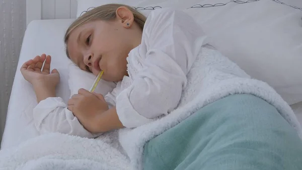Krankes Kind Bett Krankes Kind Mit Thermometer Leidendes Mädchen Tabletten — Stockfoto