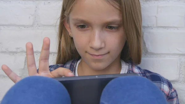Kind Spielt Tablet Kind Nutzt Smartphone Mädchen Schreibt Nachrichten Internet — Stockfoto