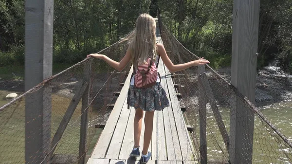 Дитину Мосту Горах Kid Піші Прогулянки Природі Дівчина Дивлячись Річка — стокове фото