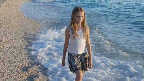 Kind Spelen Het Strand Bij Zonsondergang Happy Kid Lopen Zee — Stockfoto