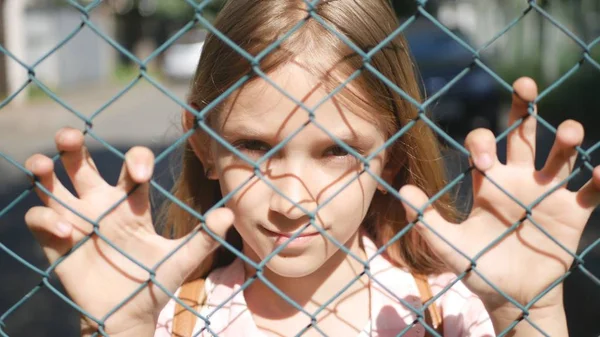 Terk Edilmiş Mutsuz Sokak Kız Çocuk Yetim Kamera Seyir Üzgün — Stok fotoğraf