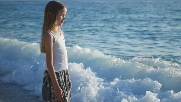 Kind Spelen Strand Sunset Kid Kijken Naar Zee Golven Meisje — Stockfoto