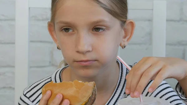 Niño Comiendo Hamburguesa Restaurante Niño Come Chatarra Comida Rápida Hambrienta — Foto de Stock