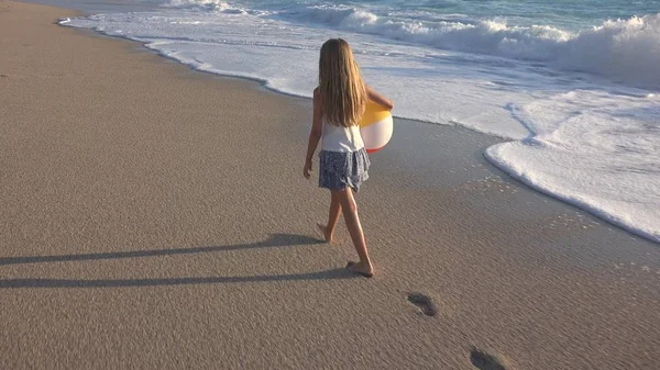 Дети Играют Пляже Закате Счастливый Ребенок Прогулки Море Волны Девушка — стоковое фото