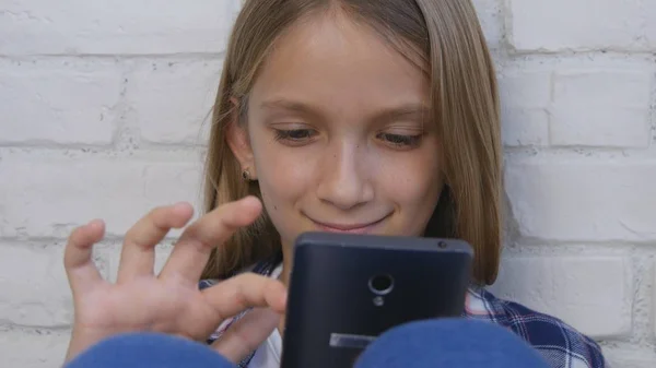 Kid Playing Tablet Criança Usa Smartphone Mensagens Escrita Menina Internet — Fotografia de Stock