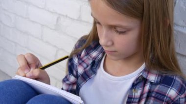 Öğrenci çocuk eğitimi, yazma, düşünceli çocuk, dalgın öğrenme kız öğrenci