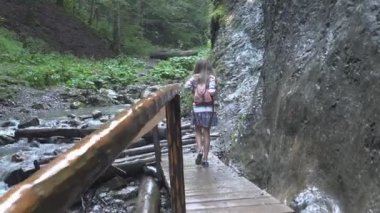 Dağlarda, köprüde çocuk evlat bir nehir, dere seyir kız doğada, Hiking