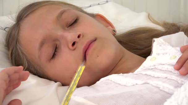 Больной Ребенок Постели Больной Ребенок Термометром Девочка Больнице Таблетки — стоковое видео