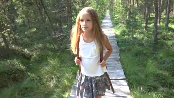 Kind Wandelen Bos Kid Buiten Natuur Meisje Spelen Camping Avontuur — Stockvideo