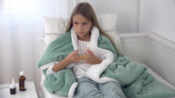 Chá Bebê Doente Ill Kid Cama Menina Sofredora Paciente Hospital — Vídeo de Stock