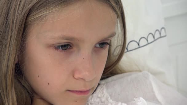 Chore Dziecko Smutne Podkreślił Dziewczyna Niezadowolony Noworodek Chory Depresji Nadużywane — Wideo stockowe