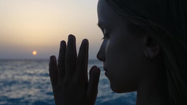 Дети Молятся Пляже Закате Вдумчивый Молитвенный Ребенок Застенчивая Девушка Берегу — стоковое видео