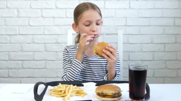 孩子吃汉堡包在餐馆 孩子吃垃圾快餐饥饿的小女孩 — 图库视频影像