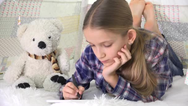 Kind Lernt Schüler Nutzt Tablet Schreibt Hausaufgaben Mädchen Spielen — Stockvideo