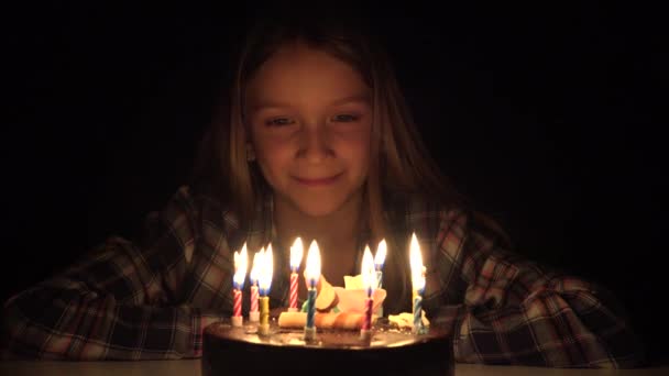 Fiesta Cumpleaños Infantil Soplando Velas Noche Niño Celebra Con Pastel — Vídeos de Stock