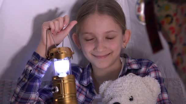 Kind Mit Taschenlampe Spielt Zelt Kinder Abenteuer Der Nacht Lächelndes — Stockvideo