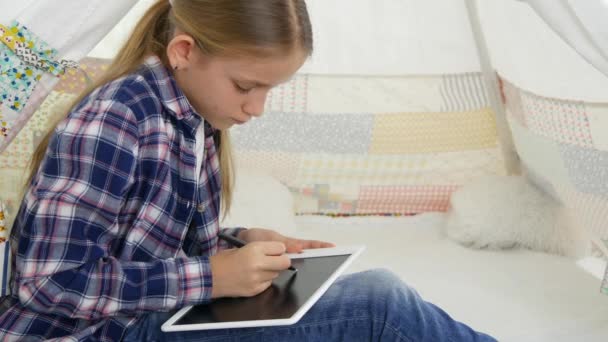 Çocuk Eğitimi Çocuk Tablet Yazma Okul Ödev Oynayan Kız Kullanarak — Stok video