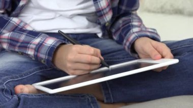 Çocuk eğitimi, öğrenci kullanarak Tablet, yazma okul ödev, oynayan kız çocuk
