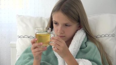 Çay, hasta çocuk yatakta içme, kız, hastanın hastanede acı çocuk hasta