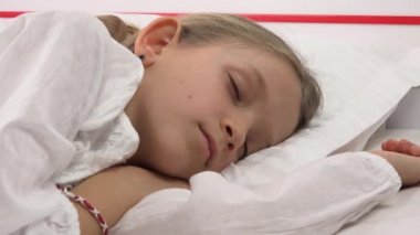 Yatak, yatak odasında, kız evde istirahat çocuk portre uyuyan çocuk yüz
