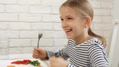 Kahvaltı mutfak, yiyor sağlıklı yiyecek yumurta çocuk çocuk kız sebze