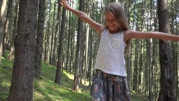Criança Floresta Caminhando Árvore Log Kid Jogando Camping Adventure Girl — Vídeo de Stock