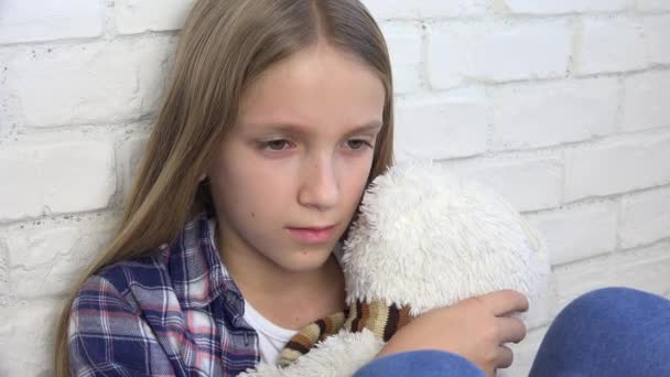 Ασθενών Λυπημένο Παιδί Τόνισε Δυστυχισμένο Παιδί Άρρωστος Κορίτσι Στην Κατάθλιψη — Αρχείο Βίντεο