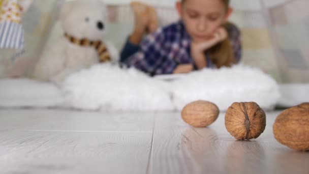 Dítě Studuje Student Kid Pomocí Tablet Psaní Školy Domácí Dívka — Stock video