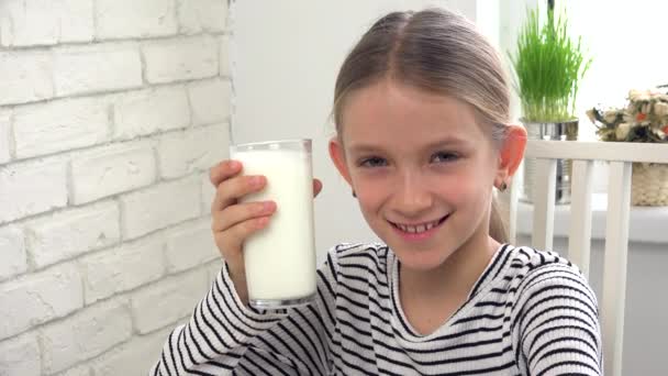 Barn Som Dricker Mjölk Frukost Köket Tjej Provsmakning Mejeriprodukter — Stockvideo