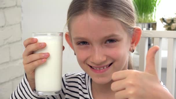 Kind Drinken Van Melk Bij Het Ontbijt Keuken Meisje Proeverij — Stockvideo