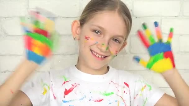 Criança Brincando Mãos Pintadas Criança Olhando Câmera Rosto Menina Escola — Vídeo de Stock