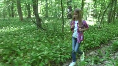 Ormanda yürüyüş çocuk evlat açık doğa, kamp macera oynayan kız