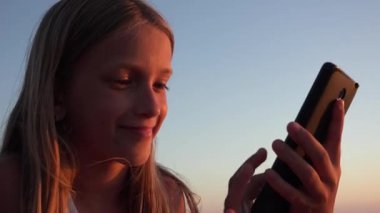 Akıllı Telefon Oynayan Çocuk, Gün Batımında Sahilde Çocuk, Deniz kenarında Tablet Kullanan Kız