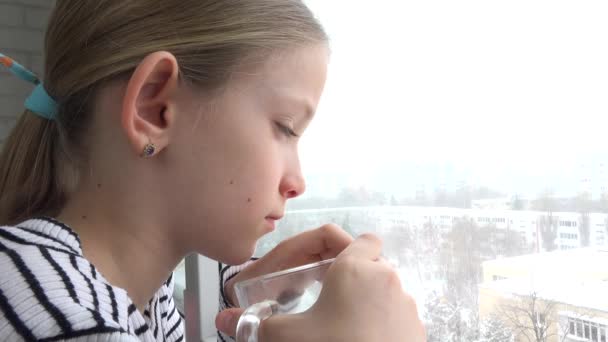 Çay Blizzard Kış Içme Pencere Ill Üzgün Çocuk Yüz Arayan — Stok video