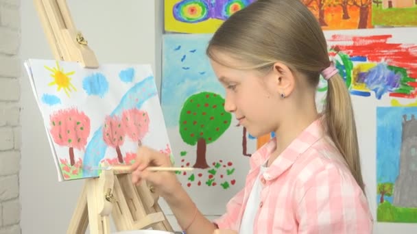 Pintura Infantil Caballete Niño Escuela Clase Taller Chica Que Trabaja — Vídeos de Stock